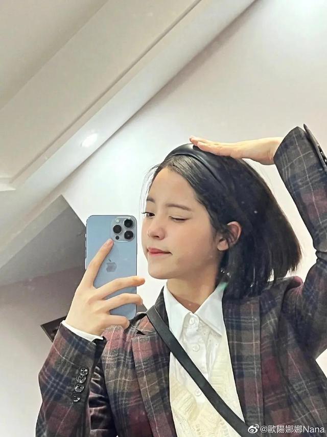 女生对镜自拍的姿势和表情