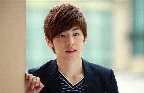 邓伦王柳雯口红广告，动作超级亲密，粉丝要吃醋了吧