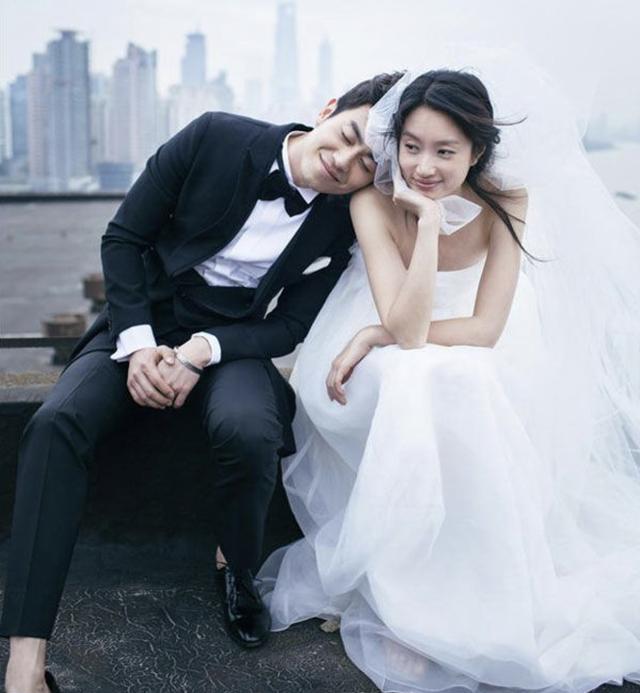 朱亚文与老婆深夜约会好甜蜜！街头搂抱热吻，相爱13年仍在热恋期