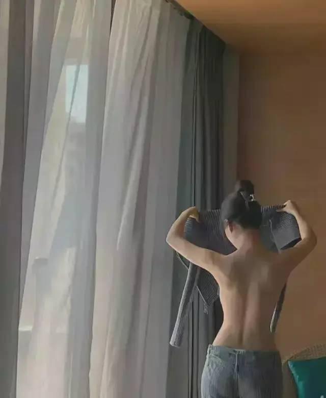 黄晓明前女友晒全 裸 照，身材凹凸诱人，网友：真不拿我们当外人