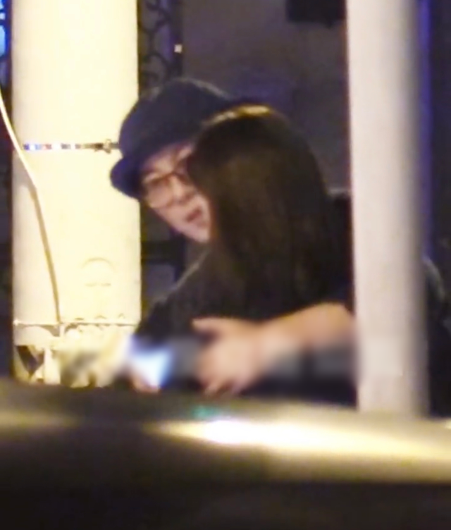 朱亚文与老婆深夜约会好甜蜜！街头搂抱热吻，相爱13年仍在热恋期