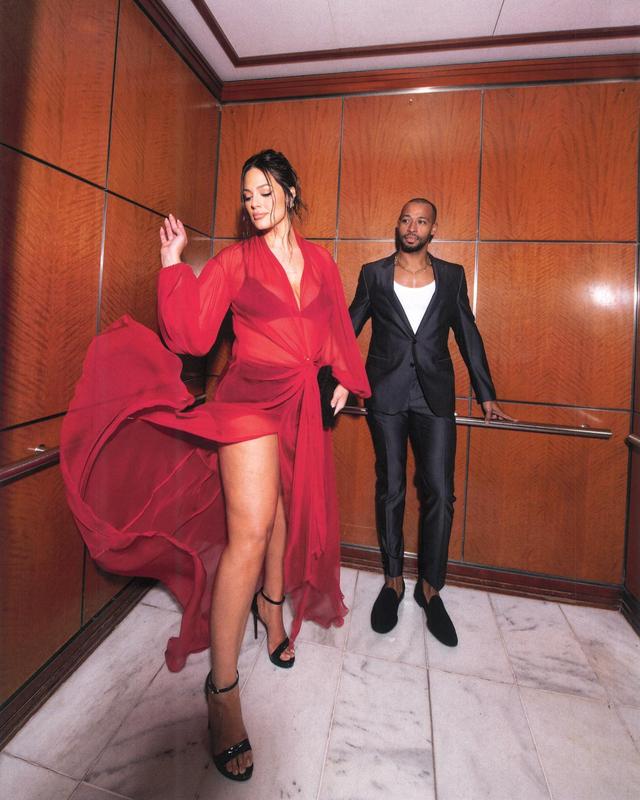 180斤大码超模太豪放了!穿泳衣亮相挤出很多赘肉,皮肤过于真实