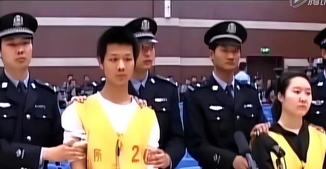 女犯人执行死刑真实影像，面无表情等待死亡，记者一句话让她破防