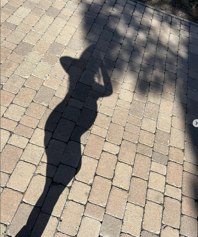C罗光着上身抱着新生女儿太有爱！大秀腹肌，女儿躺在臂弯好软萌