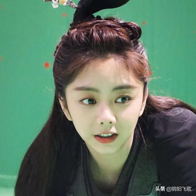 一首《我是女生》一段《青春之歌》
