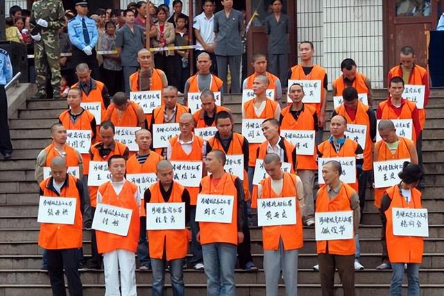 女犯人执行死刑真实影像，面无表情等待死亡，记者一句话让她破防