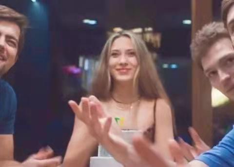 不一样的谷爱凌！穿吊带长裙庆生很美丽，穿泳装很大方凸显好身材