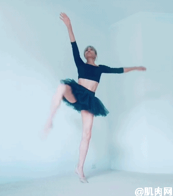 71岁“少女”穿比基尼跳舞，被吐槽：过于性感，为老不尊