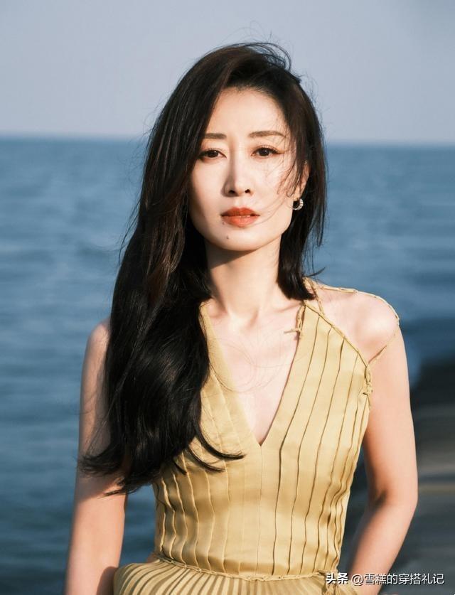 女人过了50岁该留什么发型?推荐这3种“减龄卷发”,洋气显脸小