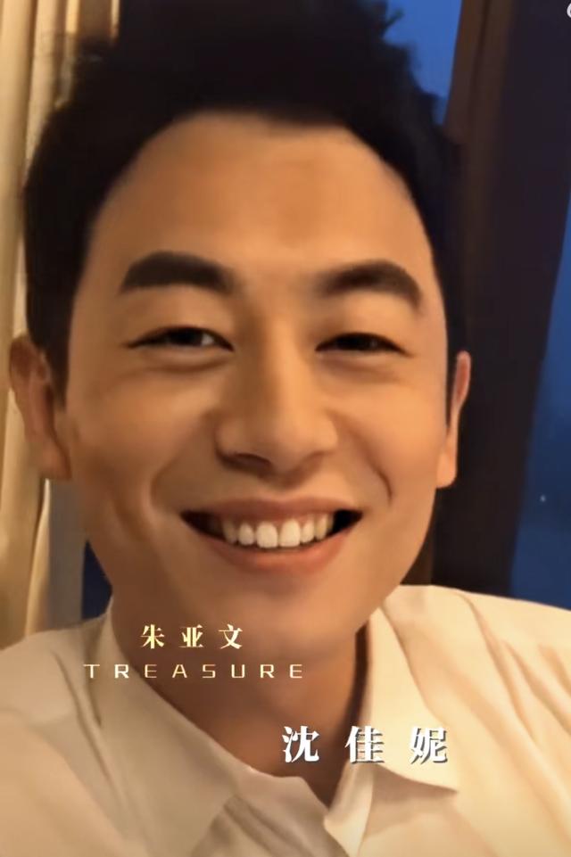 朱亚文与老婆深夜约会好甜蜜！街头搂抱热吻，相爱13年仍在热恋期