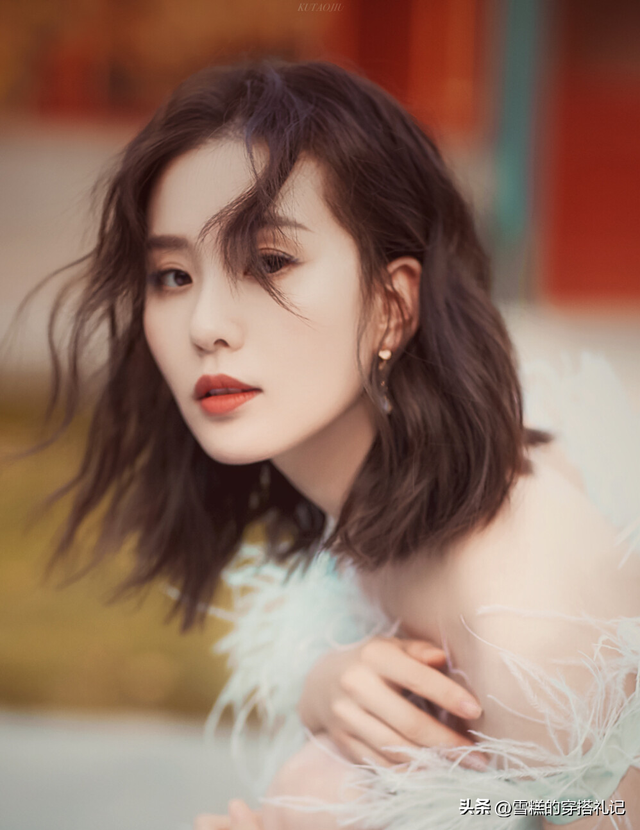 女人过了50岁该留什么发型?推荐这3种“减龄卷发”,洋气显脸小