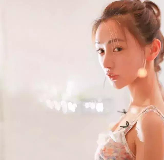 油画大师们笔下的美女明星们，林志玲最美，她最仙