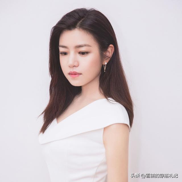 女人过了50岁该留什么发型?推荐这3种“减龄卷发”,洋气显脸小