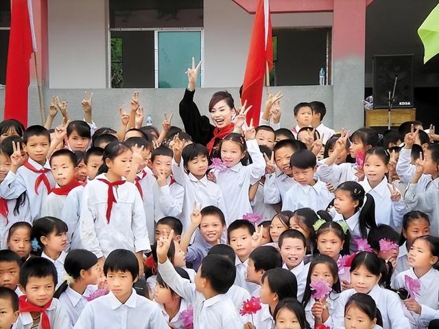 贫民窟走出的励志港姐,成了人大代表