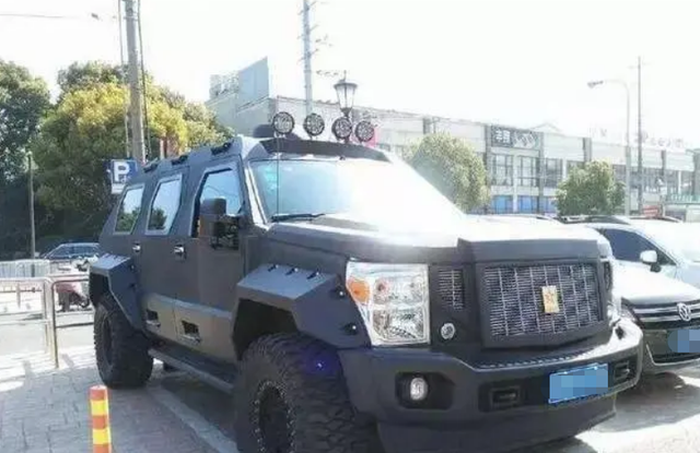 湖南：气质美女大秀身材，爬上车头摆一字马拍照，引来路人围观