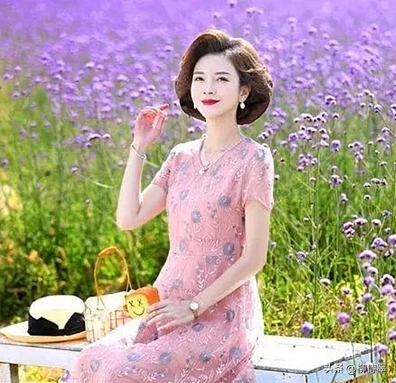 阿姨拍照不要大妈味儿,学会5个姿势和技巧,照片优雅有韵味