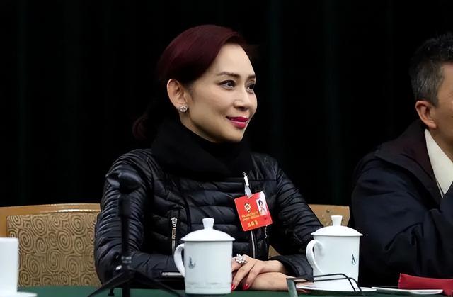 贫民窟走出的励志港姐,成了人大代表