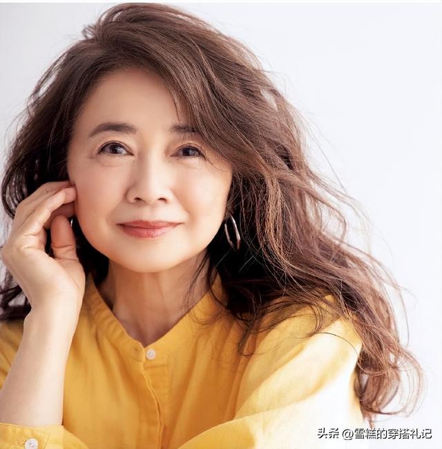 女人过了50岁该留什么发型?推荐这3种“减龄卷发”,洋气显脸小