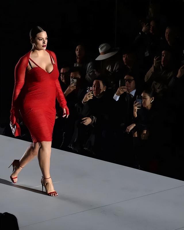 180斤大码超模太豪放了!穿泳衣亮相挤出很多赘肉,皮肤过于真实