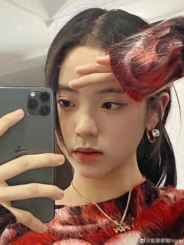 女生对镜自拍的姿势和表情