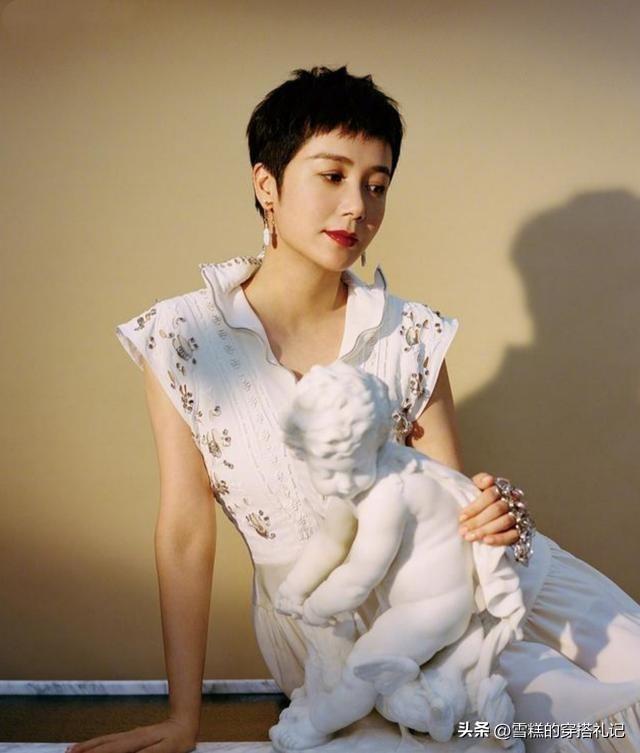 女人过了50岁该留什么发型?推荐这3种“减龄卷发”,洋气显脸小