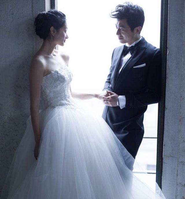 朱亚文与老婆深夜约会好甜蜜！街头搂抱热吻，相爱13年仍在热恋期
