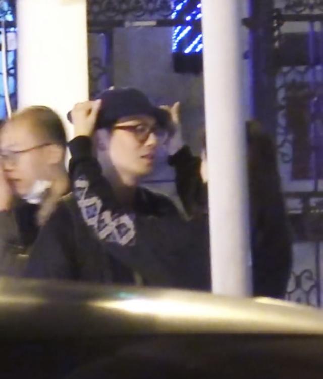 朱亚文与老婆深夜约会好甜蜜！街头搂抱热吻，相爱13年仍在热恋期