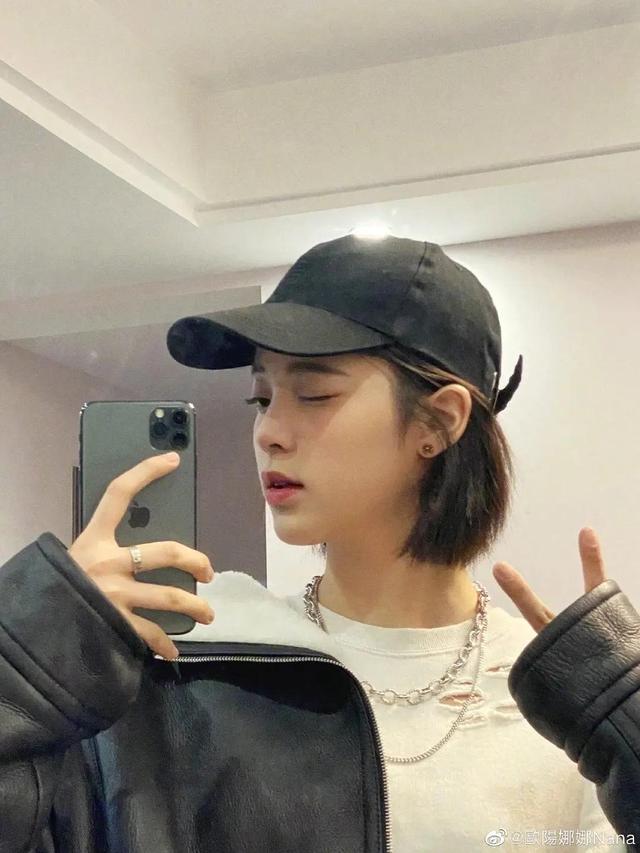 女生对镜自拍的姿势和表情