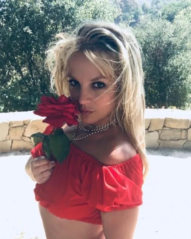 布兰妮把自己的 Instagram 名字改成了 River Red，化身红河女