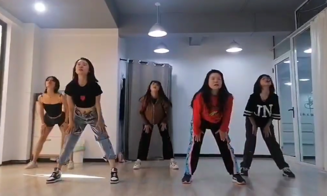 46岁龚琳娜被曝参加浪姐！在家大跳热舞露出肚皮，15秒下来一身汗