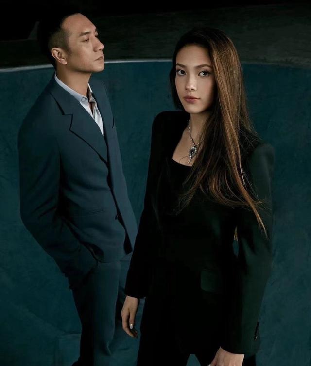 不一样的谷爱凌！穿吊带长裙庆生很美丽，穿泳装很大方凸显好身材