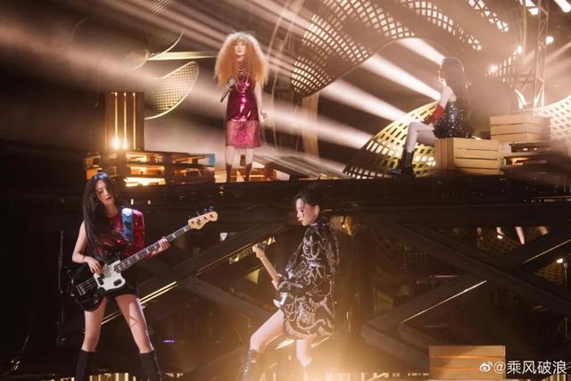 ​黑红界鼻祖安吉琳，胸再大又怎样，不还是过气了？