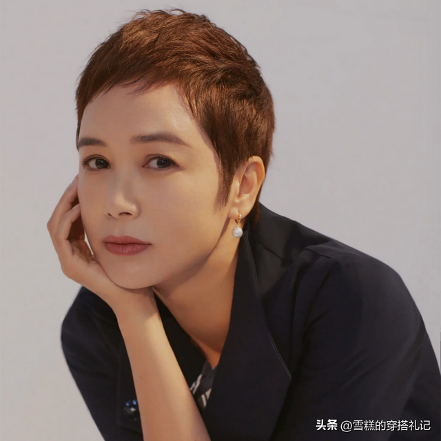 女人过了50岁该留什么发型?推荐这3种“减龄卷发”,洋气显脸小