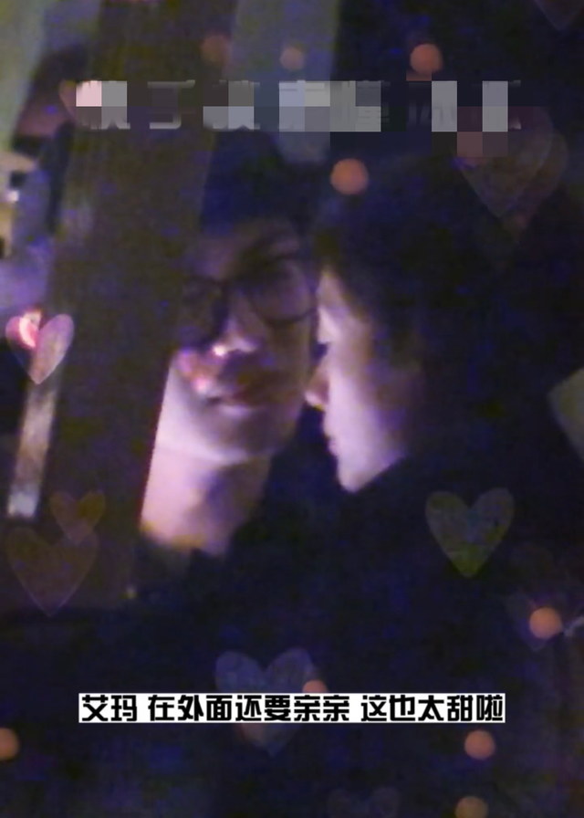 朱亚文与老婆深夜约会好甜蜜！街头搂抱热吻，相爱13年仍在热恋期