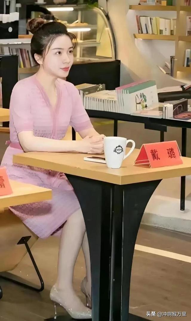 美女局长戴璐：出轨风波虽已过，却留下身影飘飘，暗香点点