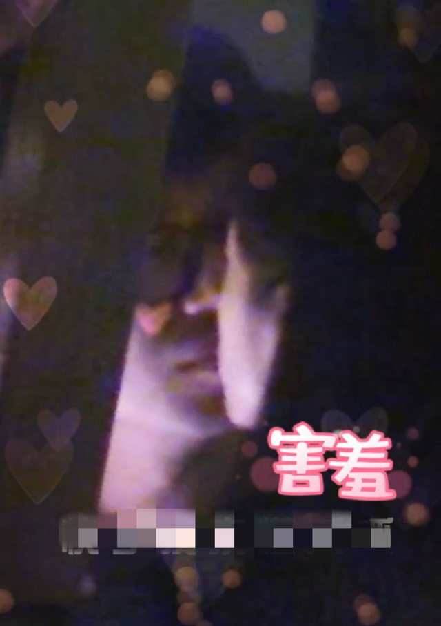 朱亚文与老婆深夜约会好甜蜜！街头搂抱热吻，相爱13年仍在热恋期
