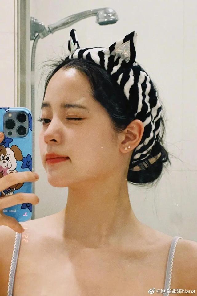 女生对镜自拍的姿势和表情