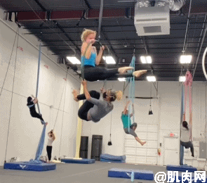 71岁“少女”穿比基尼跳舞，被吐槽：过于性感，为老不尊