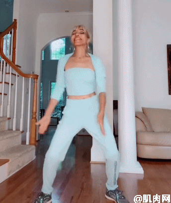 71岁“少女”穿比基尼跳舞，被吐槽：过于性感，为老不尊