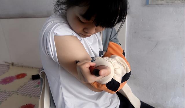 初二女生为活命扎针超25000次，其母亲两年前因病离世，当事人：很想妈妈，未来想当医生