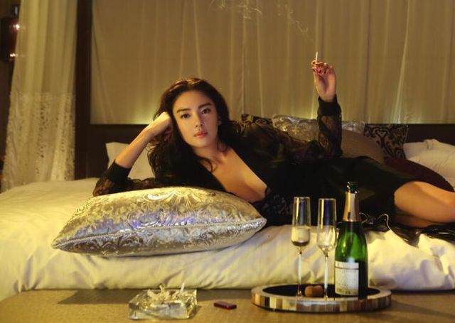 别痴迷排骨胸了！这8个“珠圆玉润”的女星，哪个都不输瘦美人