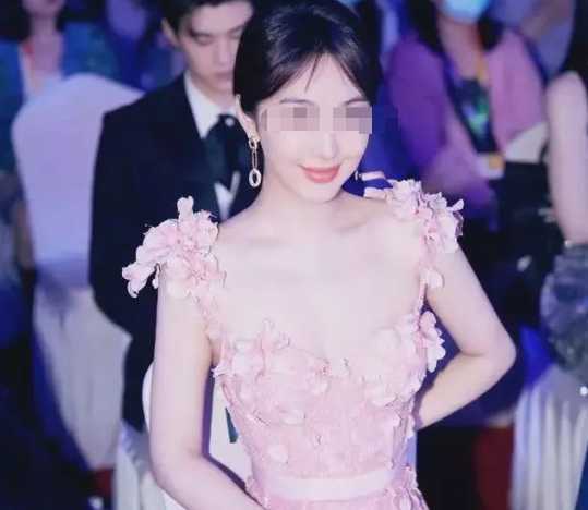 黄晓明前女友晒全 裸 照，身材凹凸诱人，网友：真不拿我们当外人