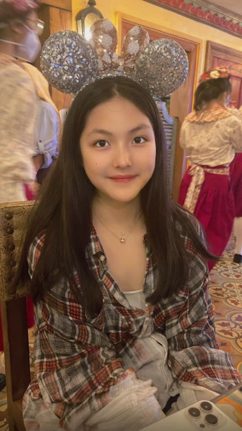 李湘深夜晒女儿美照，12岁王诗龄穿短裤蹲地上，四肢纤细素颜清纯