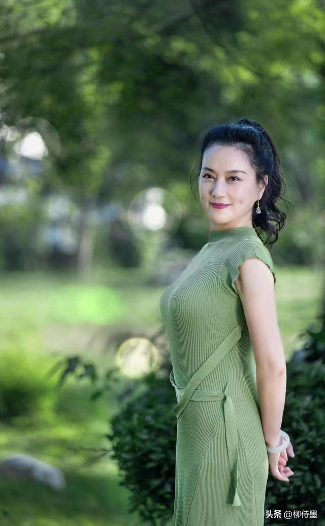 阿姨拍照不要大妈味儿,学会5个姿势和技巧,照片优雅有韵味