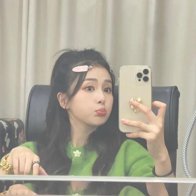 女生对镜自拍的姿势和表情