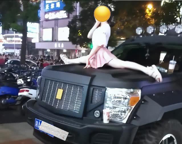 湖南：气质美女大秀身材，爬上车头摆一字马拍照，引来路人围观