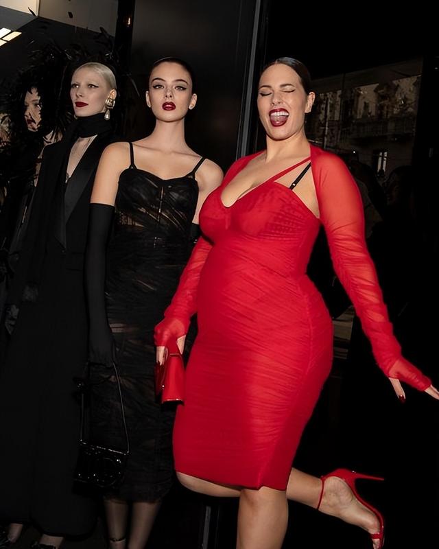 180斤大码超模太豪放了!穿泳衣亮相挤出很多赘肉,皮肤过于真实