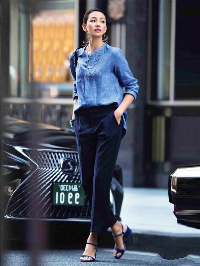 女人过了50岁，建议多穿这4种“颜色”，高级有格调，显白又减龄