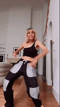 71岁“少女”穿比基尼跳舞，被吐槽：过于性感，为老不尊