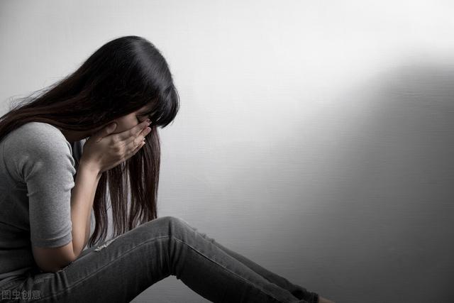 太无耻！丈夫黄色QQ群中结识24岁男子后，竟合谋迷晕妻子先后强奸